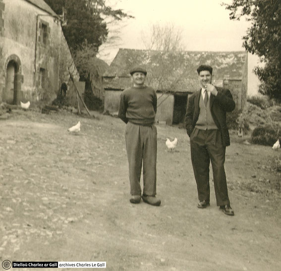 Charlez ar Gall en compagnie de son père François-Marie Le Gall, ferme familiale de Mezouguen / Charlez ar Gall e kompagnunezh e dad François-Marie ar Gall, e menaj ar familh e Mezougwenn © Dielloù Charlez ar Gall