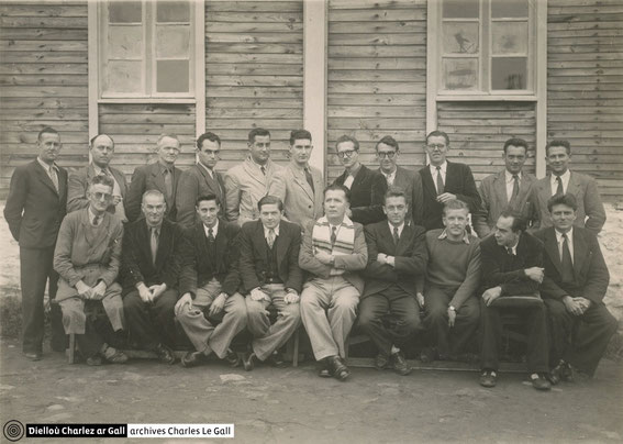 Centre d'apprentissage du Bouguen, année scolaire 1950-1951 : Charlez ar Gall est debout au centre / Kreizenn stummañ ar Bougen, bloavezh-skol 1950-1951 : a-sav e kreiz emañ Charlez ar Gall © Dielloù Charlez ar Gall