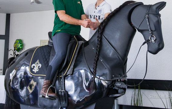 Reiter verbessert seinen Sitz auf dem Reitsimulator
