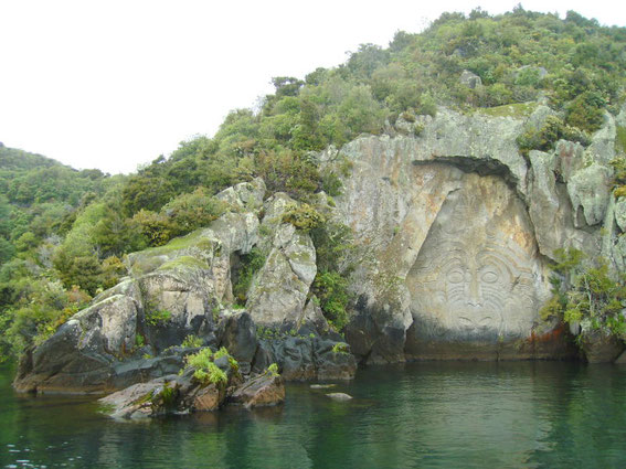 Die modern Maori rock carvings am Lake Taupo