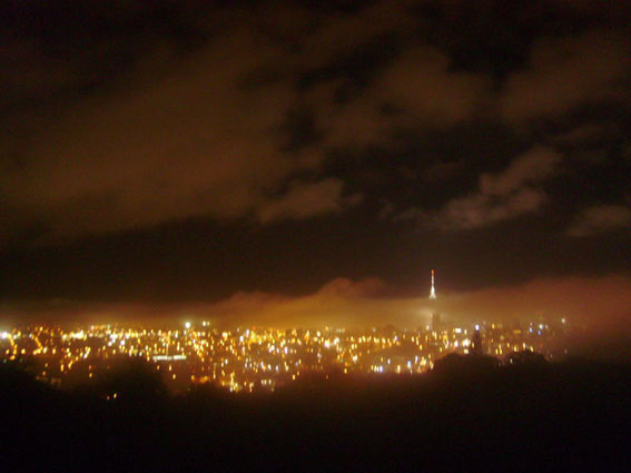 Auckland bei Nacht, gesehen vom Mt. Eden