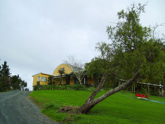 Das hübsche, gelbe Haus auf dem Hügel ist die Lakewood Lodge