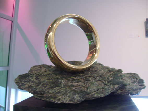 Der riesige Ring auf einem Stück Greenstone ( Jade)