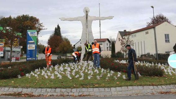 Alle Hände voll zu tun: Gut zwei Stunden lang dauerte die Pflanzaktion am Kreisel. Foto : Lang