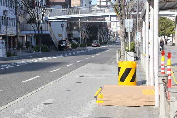 デッキはこれだけせり出していて 難しいハンドルさばきは不要のハズ