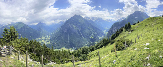 Das Bachli gehört ebenfalls zur Alp - Blick zum Morgenberghorn hinauf.