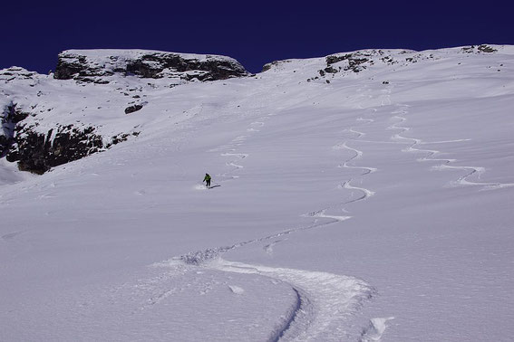 Pulvertraum bei der Abfahrt (links der Haupt- rechts der Wintergipfel)