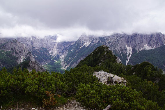 Blick vom Ciprnik zum Visoka peč, im Hintergrund das Tamartal