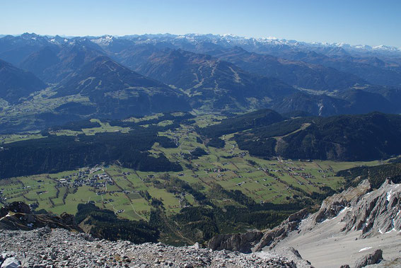 Der Blick hinunter in die Ramsau, im Hintergrund zeigen sich die weißen Gipfel des Tauernhauptkamms