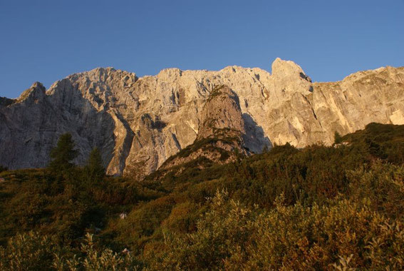 Die Montasch- Nordwand im Morgenlicht, der Aufstieg erfolgt rechts des mittleren Pfeilers