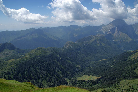 Blick von der Köderhöhe über das Angerbachtal zum Großen Pal (links) dem Freikofel und dem Kleinen Pal (rechts), am rechten Bildrand dominiert der Collin