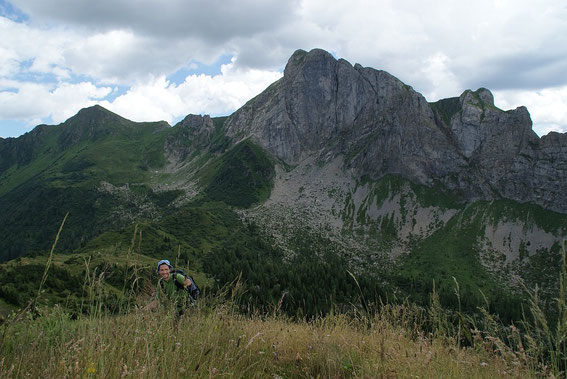 Die letzten Meter zum Gipfel, links (klein) Promos, rechts Piz Timau