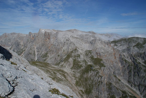 Der Blick von der markanten Kanzel in 2453m über die Niedere Torscharte zum Brandhorn (Berg mit kleinem Schneefeld)