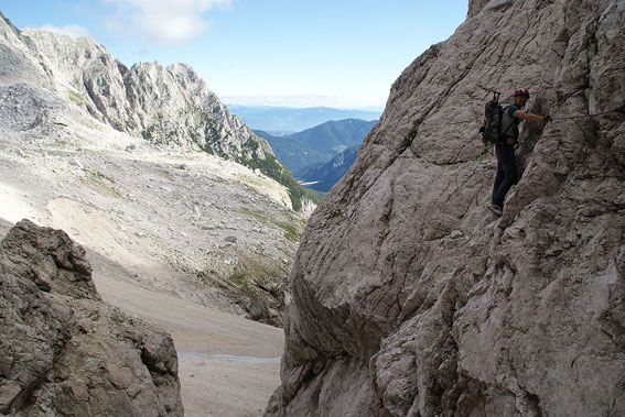 Zu Beginn des Klettersteigs Richtung Jalovška škrbina , im Hintergrund ist im unteren Bilddrittel der schuttige Zustiegsbereich zu erkennen.