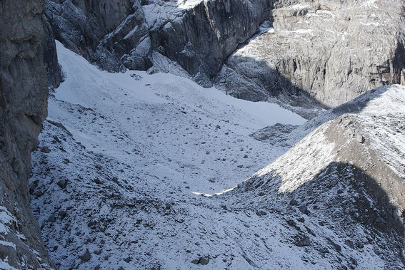 Blick von Osten über den frisch angezuckerten Gletscher. Unter dem Neuschnee zeichnen sich die großen schuttbedecken Eisrücken ab.