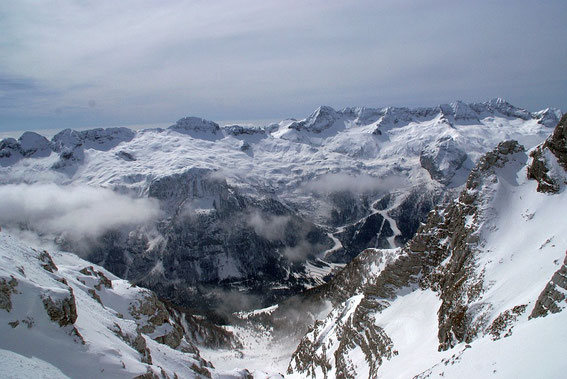 Im Süden präsentieren sich der Kanin (rechts), der Prestreljenik (Mitte) und die Lopa (links); 8.4.2013