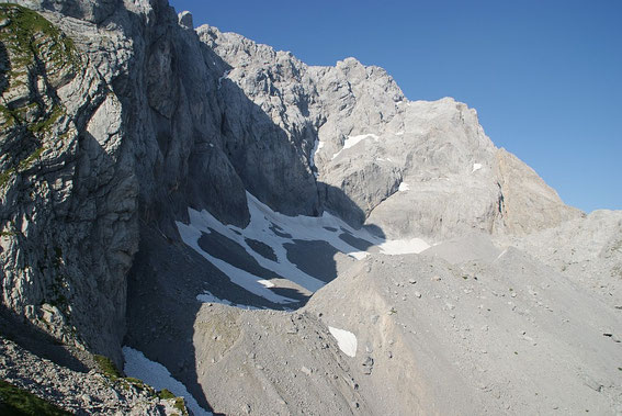 Blick von Osten ins Eiskar, noch ist mehr als die Hälfe des Gletschers mit Schnee vom vergangenen Winter bedeckt