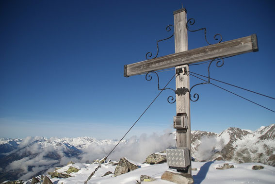 Am Gipfel angelangt reicht der Blick bis zum Großglockner