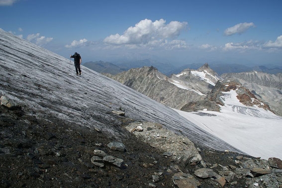 Beim Rückweg über den aperen Gipfel, rechts ist der Grubenkarkopf zu erkennen
