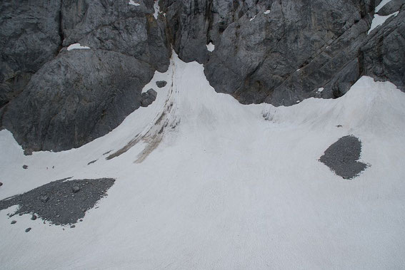 Blick über den Eisscheitel zum höchsten Punkt des Gletschers