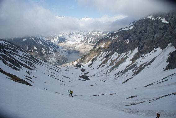 Blick hinunter zum Ausgangspunkt. Im Jahr 2015 liegt sehr wenig Schnee