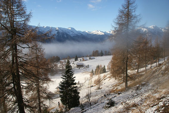 Blick zurück über die Alm wieder in die Kreuzeckgruppe