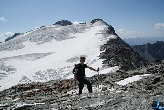 Schon auf den letzten felsigen Metern zum Gipfel, im Hintergrund Ankogel (links) und Schwarzkopf (rechts)