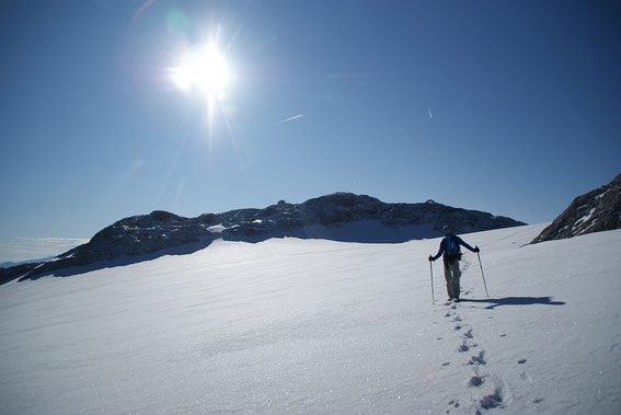 Am Weg über die Gletscherreste der Übergossenen Alm (der Normalweg führt am Grat ohne Gletscherberührung), im Hintergrund das Matrashaus