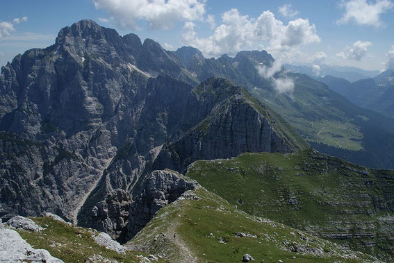 Beim Abstieg genießt man ständig den grandiosen Blick zum Monatsch, zur Terrarossa, zum Wischberg und auf die Pecol Alm