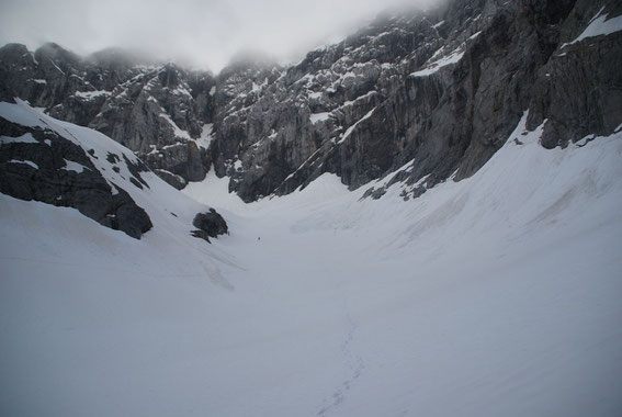 Der Blick vom Zungenende nach Süden zur Oberen Kellerwand. Nach der starken Schmelze im Sommer 2012 ist der Trog der Gletscherzunge deutlich tiefer als in den Vorjahren