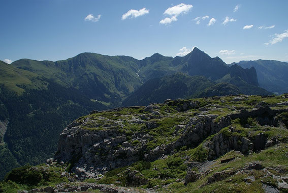 Der Blick nach Osten zum markanten Piz Timau, links davon deutlich kleiner der Promos und knapp rechts der Bildmitte Freikofel und Großer Pal