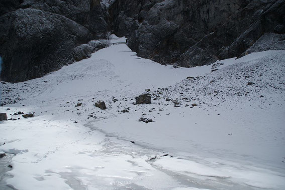 Blick vom Eisscheitel zum höchsten Punkt des Gletschers, welcher von ein paar Firnspalten durchzogen ist