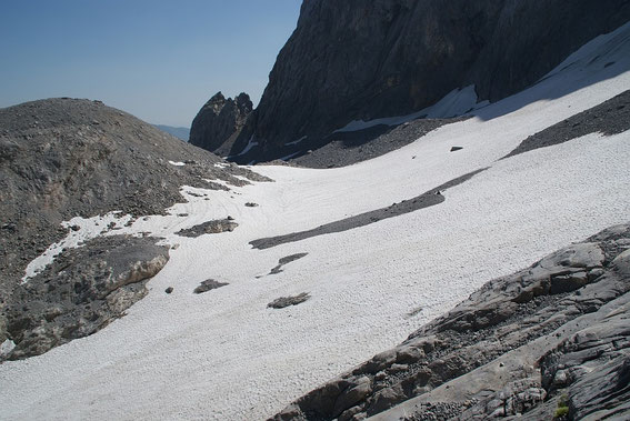 Blick über den Ansatz der Zunge, wo noch bis zu 5,5m Schnee liegen, zum Eisscheitel