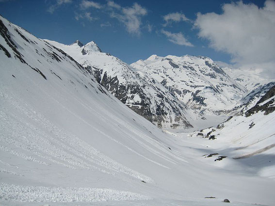 Der Blick durch das Tal zum Ausgangspunkt, im Hintergrund zeigen sich die Scharzhörner (rechts der Bildmitte) und ganz klein dahinter der Ankogel