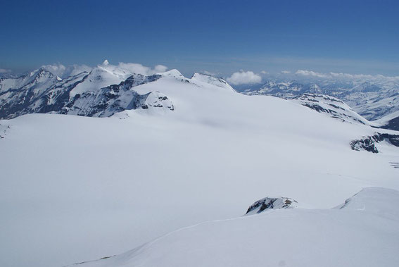 Blick zurück hinunter auf den Pasterzenboden (links hinten das Große Wiesbachhorn), Mitte Mai 2017 sind bis auf die größten Spalten alle schneebedeckt.