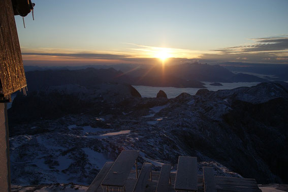 Am nächsten Morgen der Sonnenaufgang mit Torsäule und Dachstein