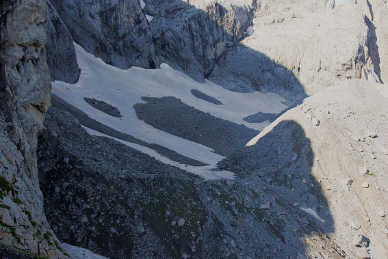 Blick von Osten über den großteils mit Altschnee bedeckten Gletscher (6.9.2014)