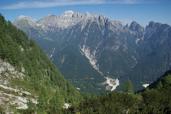 Beim Aufstieg der Blick zurück ins Tal zum Ausgangspunkt und dem Wischberg auf der gegenüberliegenden Talseite