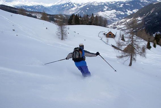 Pulverabfahrt auf der Alm