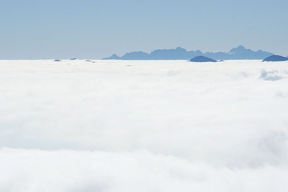 Vom Gipfel aus das Nebelmeer,aus welchem die Gipfel wie Dobratsch und Goldeck gerade mit den Sendern herausragen