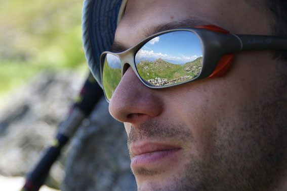 Bei einer Pause knapp unterm Köderkopf, in der Brille spiegelt sich die Köderhöhe