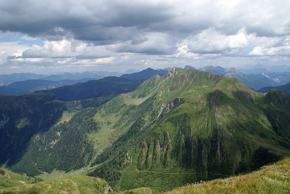 Im unteren Bildrand ist der Karnische Höhenweg hin zur Oberen Bischof Alm erkennbar, hoch drüber der Hohe Trieb