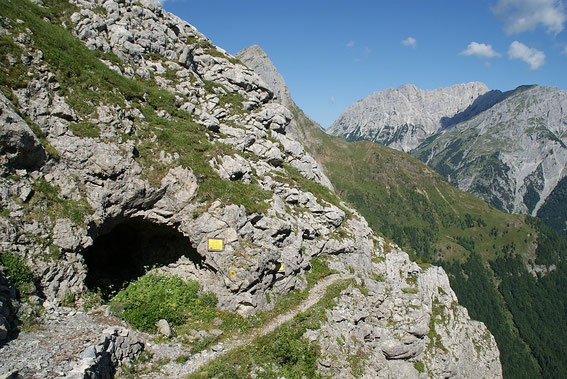 Erste Stellungen aus dem 1. Weltkrieg am Rand vom Gipfelplateau des Kleinen Pal, im Hintergrund der Cellon (Bildmitte) und der Mosskofel (rechts)