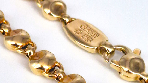 Nahaufnahme einer 750 Gold Punzierung (18 Karat) an einer italienischen Goldkette mit Herstellerstempel aus Vicenza – M. Franke Goldankauf Mühldorf.
