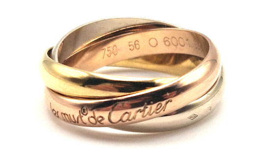 Cartier Trinity Ring in Gelbgold, Weißgold und Roségold auf hellem Hintergrund