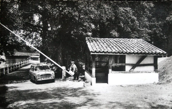 Carte postale datant des années 60 : le poste de garde d'un camping avec son planton en uniforme