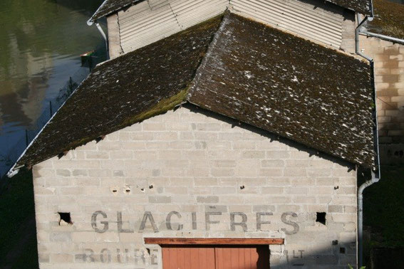 Hangar avec la mention GLACIERES