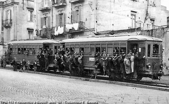 Tramway bondé à Naples dans les années 50