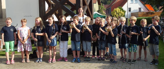 Die Bläserklasse aus Pöhlde am Abend der Genüsse in Pöhlde, Ltg. Daniela Müller, 18.07.2014