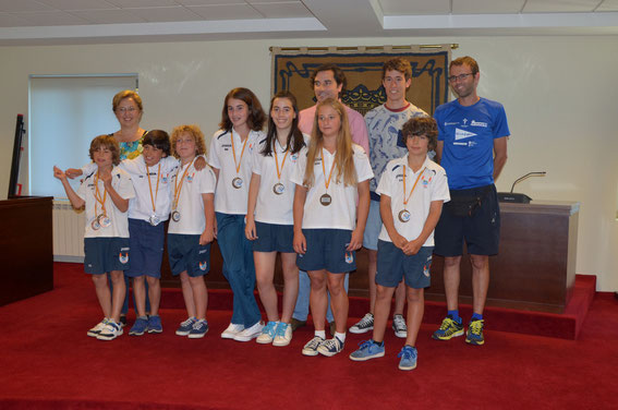 En la foto nuestros chicos con las autoridades y el medallista del Sada Patín